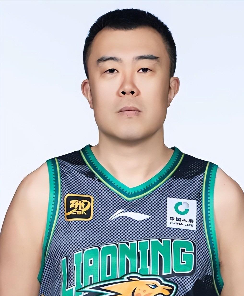 他是遼籃隊長，因一句承諾模特妻子等他6年，今38歲退役轉型成功